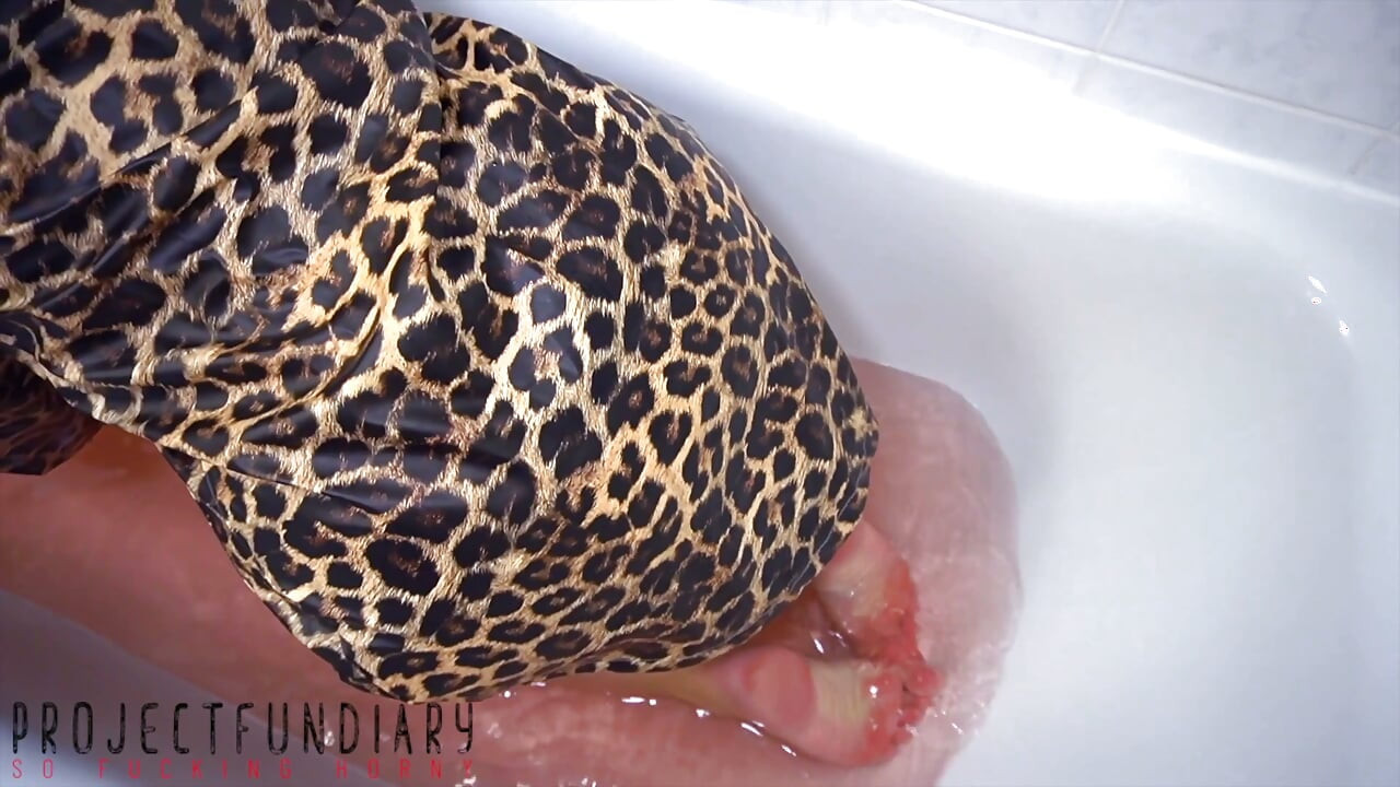Wet Girl in Leo Raincoat Fucked Doggy in the Shower - Projectfundiary