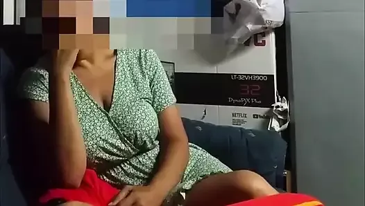 Une MILF mariée à gros nichons se branle, partie 1