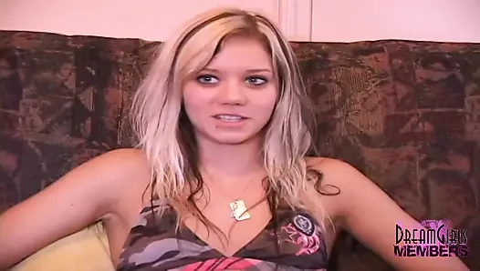 18 yaşındaki masum kız ilk pornosunu çekiyor