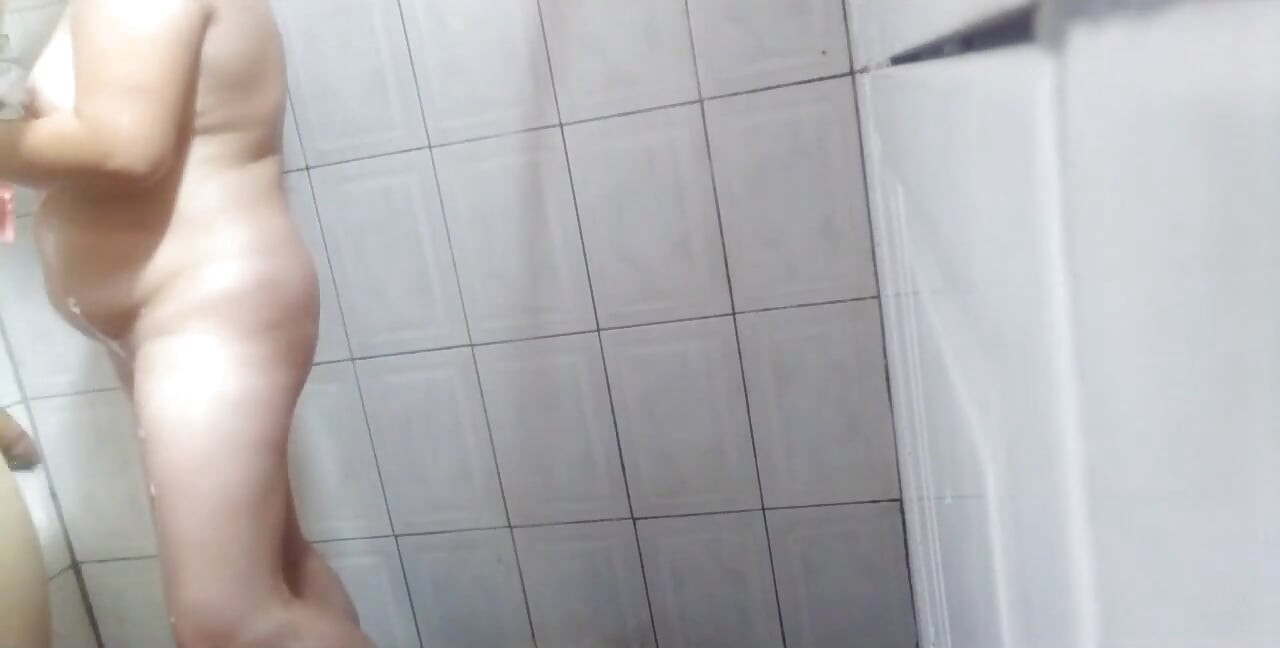Intimate Moment in the Shower: Sharing with My Girlfriend Underwater