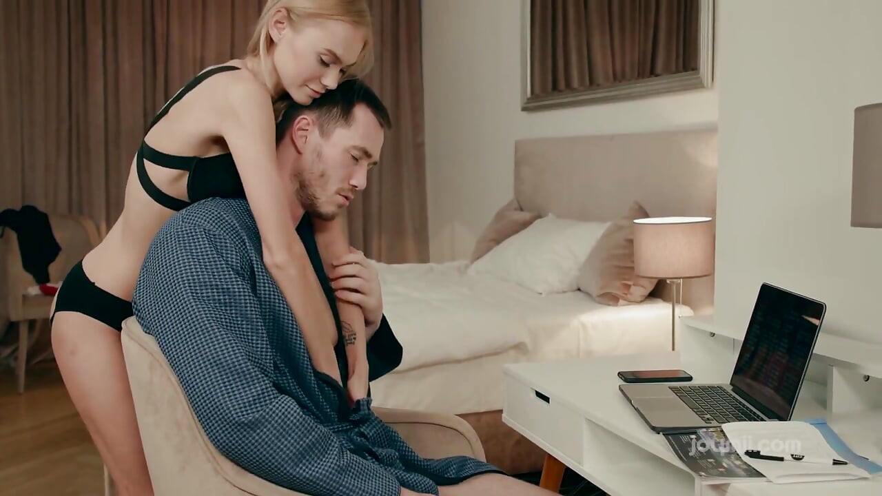Joymii - ננסי אייס הקינקית מפתה את החבר החרוץ שלה לקצת כיף עם זין