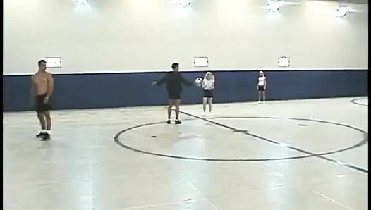 Dua cewek rambut pirang dibagikan sama sekelompok pria sange