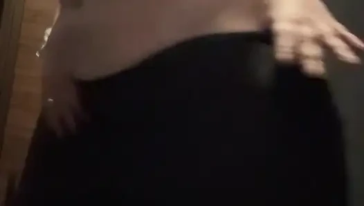 Harika götlü beyaz kız umumi banyoda mastürbasyon yapıyor