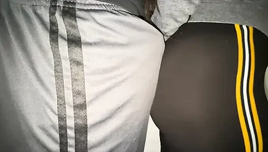 Bir yabancının yarağını alıyor