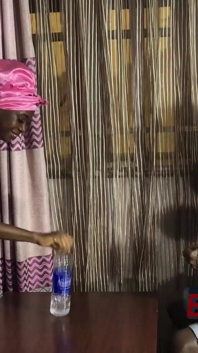 Moment uimitor de la "Flip the bottle challenge a luat-o razna"