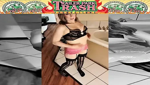 Горячая розовая горячая ванна, стриптиз и погружение