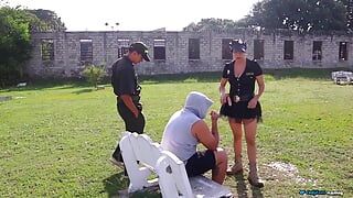 Un détenu se fait baiser par un policier sexy avide de pénis