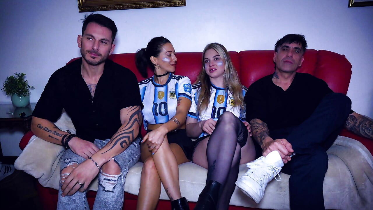 quand vous vous retrouvez avec un ami pour regarder le match de foot et que vous finez par célébrer FIT-keilabassi - quand vous vous retrouvez avec votre partenaire