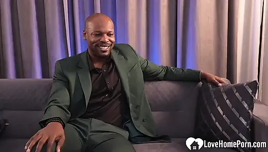 Получение своего первого большого черного члена во время интервью