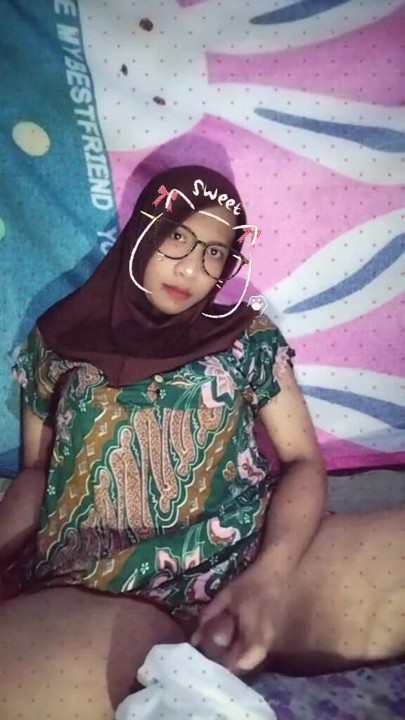 Hijab shemale masturboi huoneessa | Leike 1