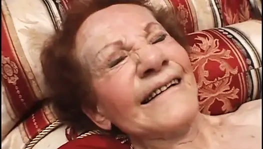 Yaşlı ve genç üçlü grup seks orta yaşlı seksi kadın sikişiyor