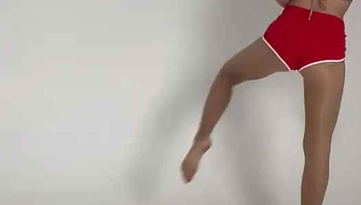 Kısa kırmızı şortlu esneme tanrıçası