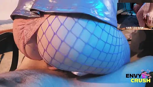 Геймерша В Чулках-сеточках Становится На Колени