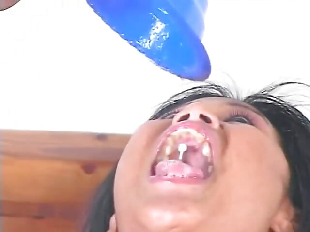 Napalona azjatycka laska na różowo rucha dwa kutasy i zjada cumload