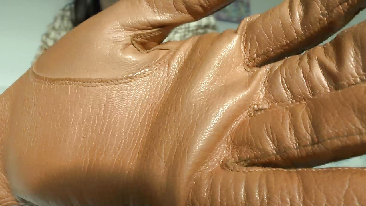 セッションの前奏:鞭が鳴る前に革の手袋を嗅ぐ!レディ・ヴィクトリア・ヴァレンテ