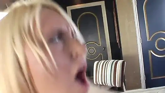 Die freche blonde schlampe in netzstrümpfen bekommt öligen körper von hinten gefickt, doggystyle-creampie