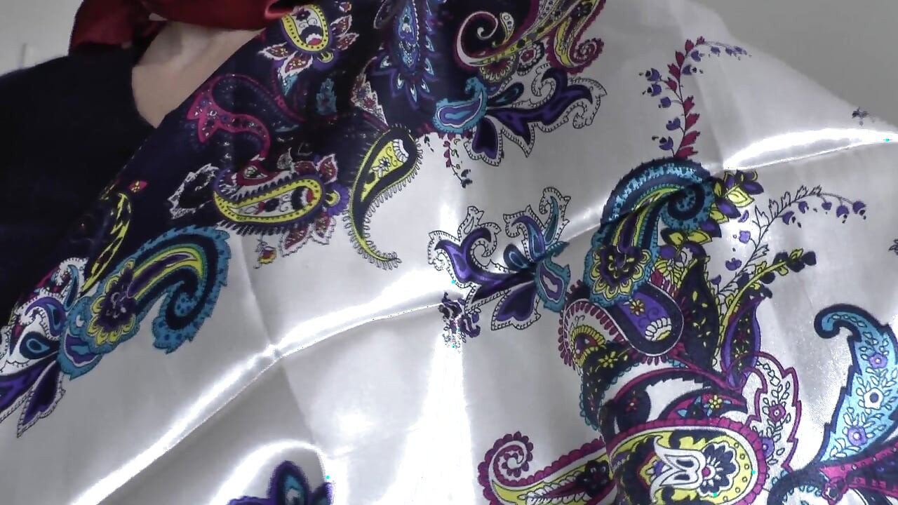 Saténový šátek módní přehlídka a výstřiky na látku, JOI, Lady Victoria Valente