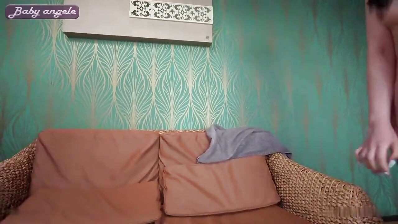 뜻밖의 제안. 대담하게 움직이는 날씬한 미녀, 조용한 순간을 인생을 바꾸는 턴으로 바꾼다