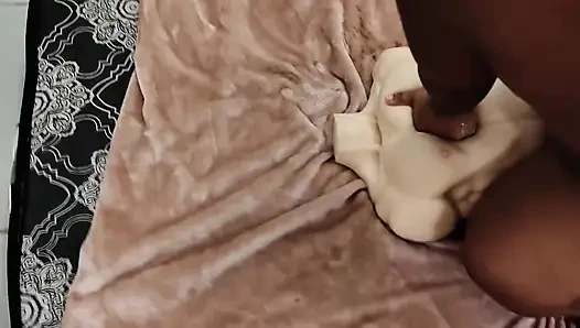 Карликовая девушка из Минас-Жерайс провела оргию со своим сводным братом