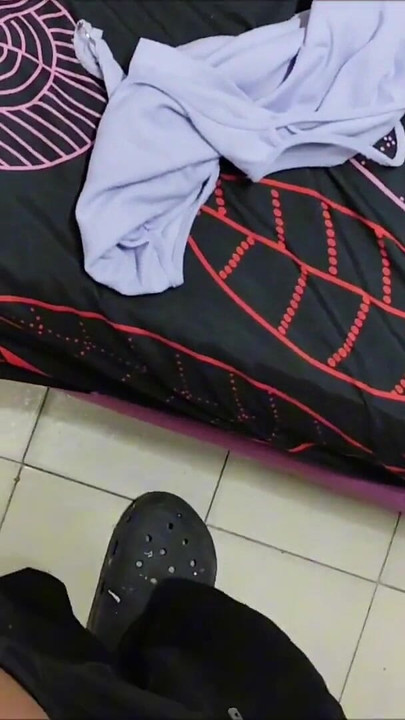 "Üvey kız kardeşimi mastürbasyon yaparken buluyorum ve tiktok yapıyorum ve onu çok zengin sikmesi için baştan çıkarıyorum"