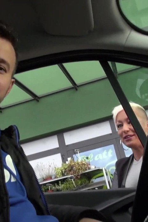 सुनहरे बालों वाली चोदने लायक मम्मी कार में अच्छा लंड चूसती है