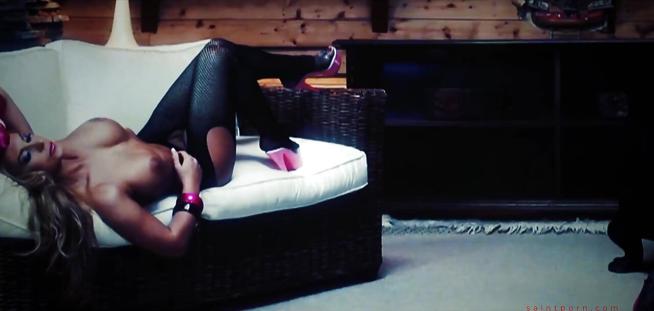 Dorothy Black și Peaches Johnson folosesc un vibrator violet