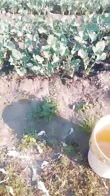 Une suceuse africaine vaporise du lait à l’extérieur