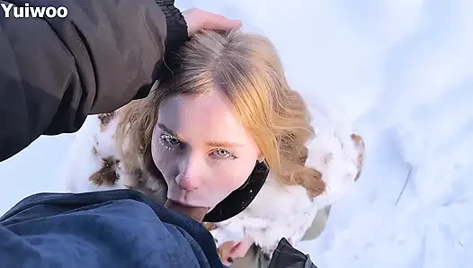 - 30C Очень холодно, но симпатичная русская девушка хочет мороженое в ее рот