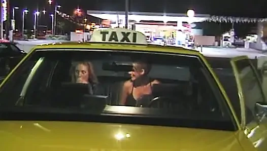 Versaute Taxifahrt: Heiße Blonde im Auto