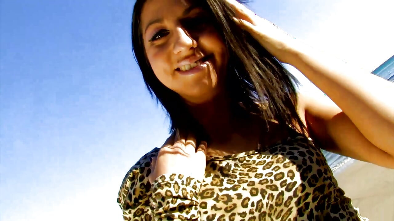 Przynosi uroczą brunetkę na plażę na spacer, a w końcu wali ją