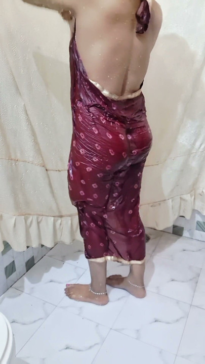 Watching Bengali Bhabhi's cool nude video of bathing will make the penis water come out | Clip 1