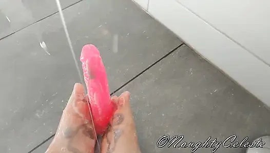 Дрочка ногами дилдо в душе с мылом