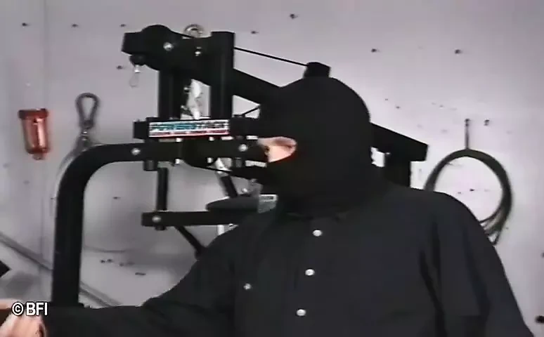 두 명의 복종하는 여성을 채찍질하는 변태 마스터