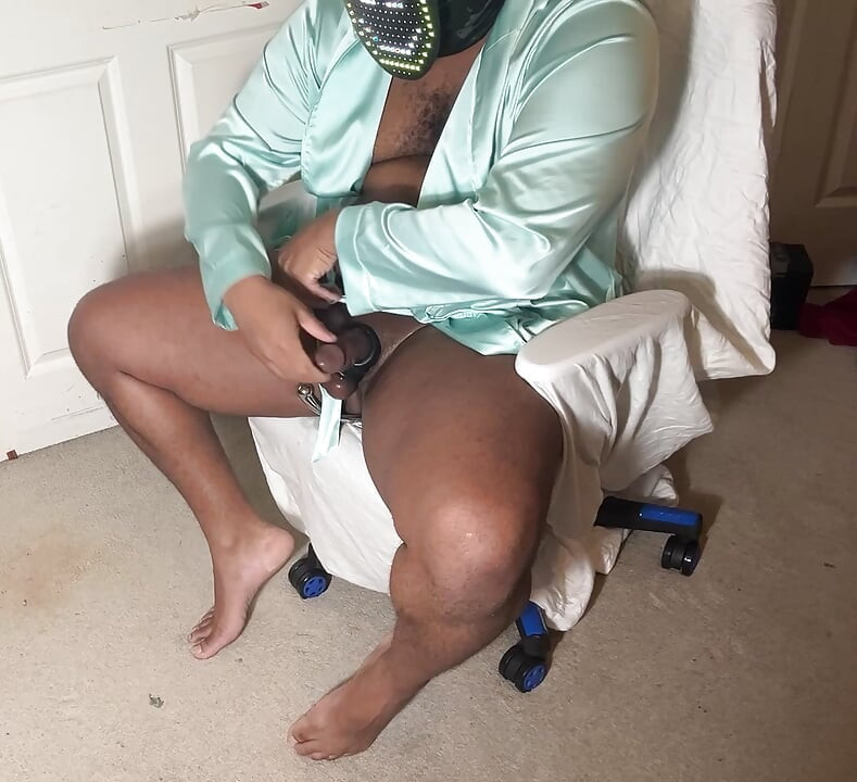 ชายผิวดําในเสื้อคลุมอาบน้ําเย็ดน้ําแตกครางพร้อมสอดของเล่นต่อมลูกหมาก