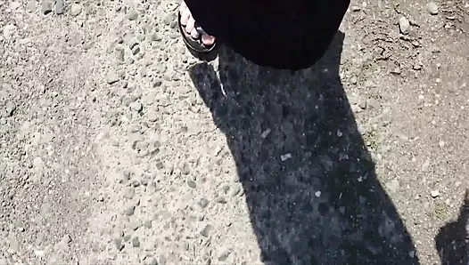 Açık hava siyah kaftanla ve çıplak ayakla siyah Birkenstock'larda