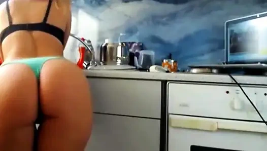 Si seksi imut lagi asik fingering memeknya sendirian di live webcam