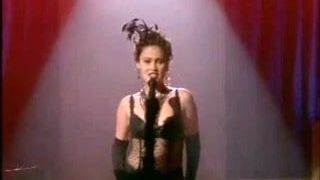 Tia carrere em meias e cinta-liga