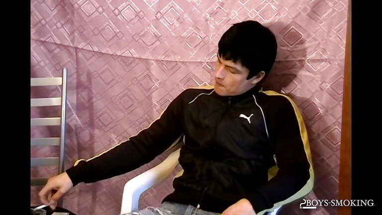 BoysSmoking: Gus nam daje uvid u njega kako miluje svoj veliki debeli kurac
