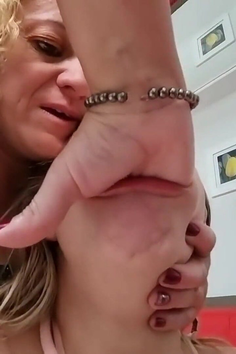 Głębokie dłonie i jeszcze głębsza gra dildo