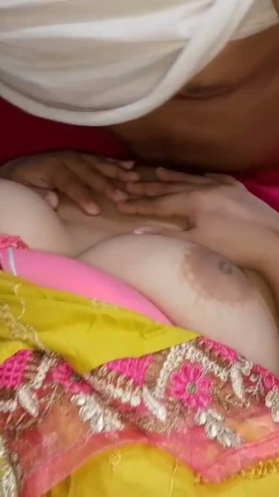 friend na uski stepsister ko akela pake room chod dala Hindi Audio | Clip 1