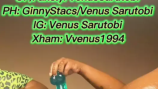 VENUS SARUTOBI, BBW NOIRE NOIRE, REÇOIT DE LA CRÈME DÉGOULINANTE ET SQUIRTE