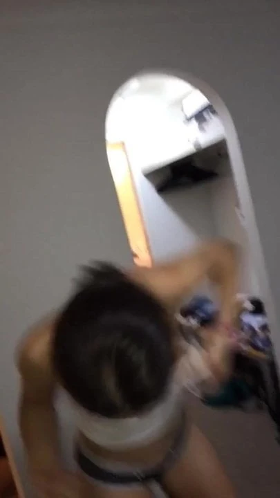 985