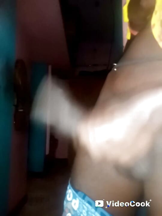 Tamil jóképű fiú rázza a fekete kobráját