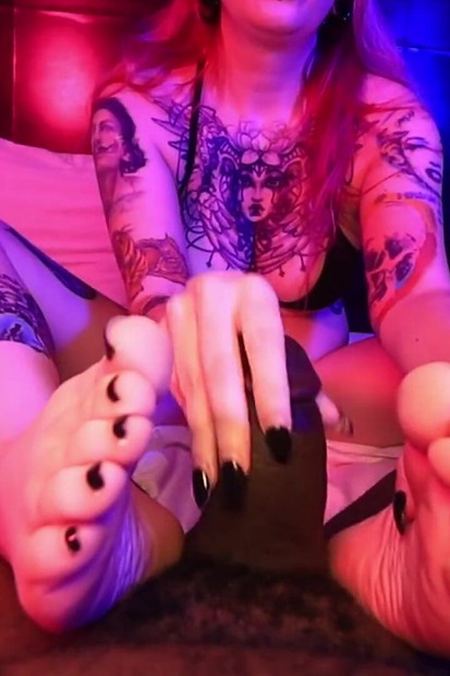 Drkanje stopalima i pušenje kurca sa drkanjem drkanjem stopalima