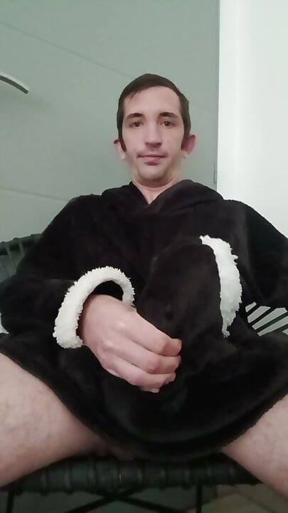 Joven con su polla grande corréndose por todas partes