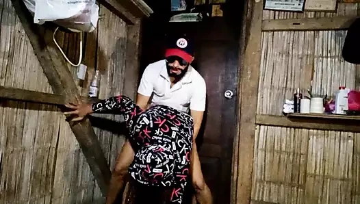 Üvey kardeşim en iyi arkadaşlar partisinde bir porno ustası gibi beni yoğun bir şekilde becermeye çalışıyor