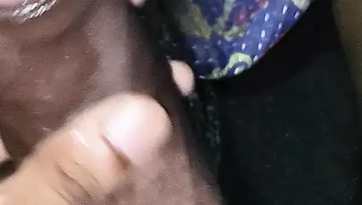 Yatakta yatıyorum ve elle muamele yapıyorum.