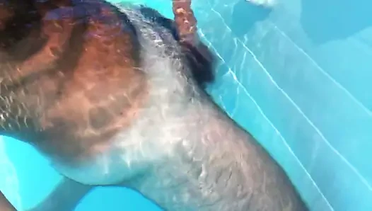 Dans la piscine