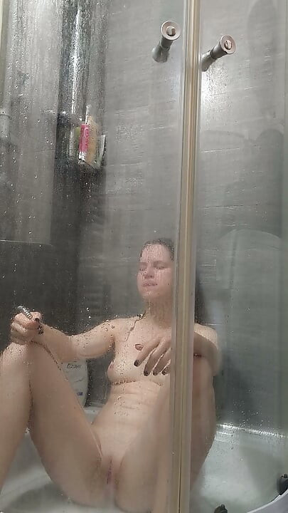 Une princesse de la douche veut se détendre