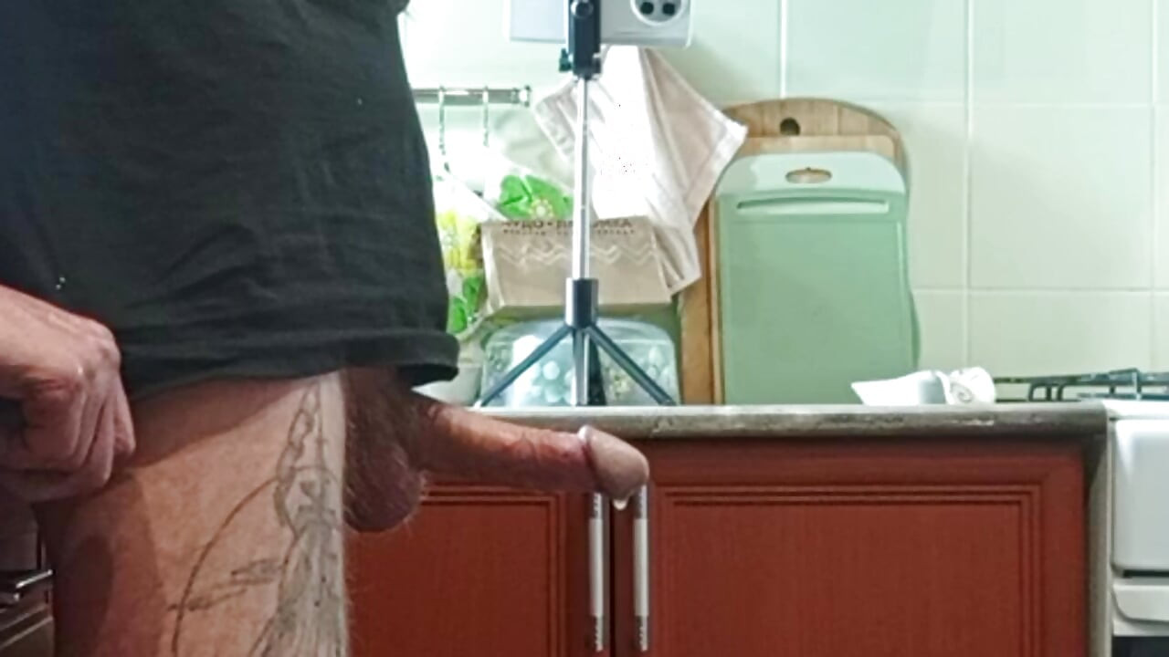 after a deep blowjob, the stepmom spat out the sperm